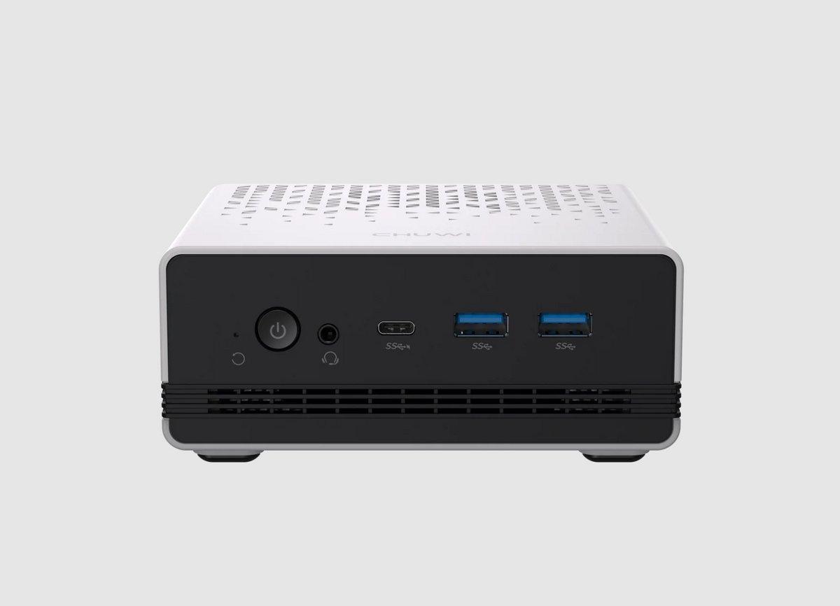 Voorzijde van een kleine grijze en zwarte computerbehuizing met aan-uitknop, een hoofdtelefoonaansluiting, een USB-C-poort en twee USB 3.0-poorten.