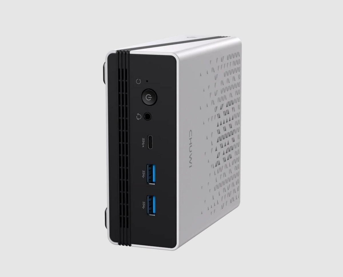 Compact zilverkleurige CHUWI mini-pc met geventileerde zijkanten en meerdere poorten aan de voorkant, waaronder een aan/uit-knop, een 3,5 mm audio-aansluiting, een USB-C-poort en twee USB 3.0-poorten.
