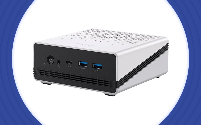 Kleine witte en zwarte mini-pc met aan de voorkant aan/uit-knop, koptelefoonaansluiting, een USB-C-poort en twee USB-A-poorten.